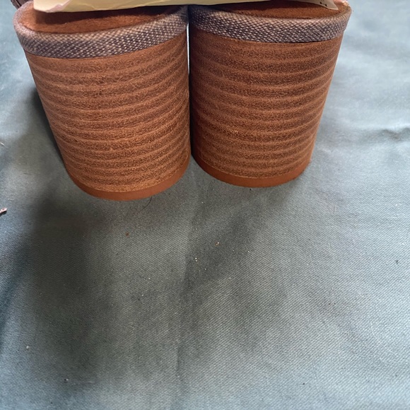 Tom’s Sandals - Picture 4 of 4